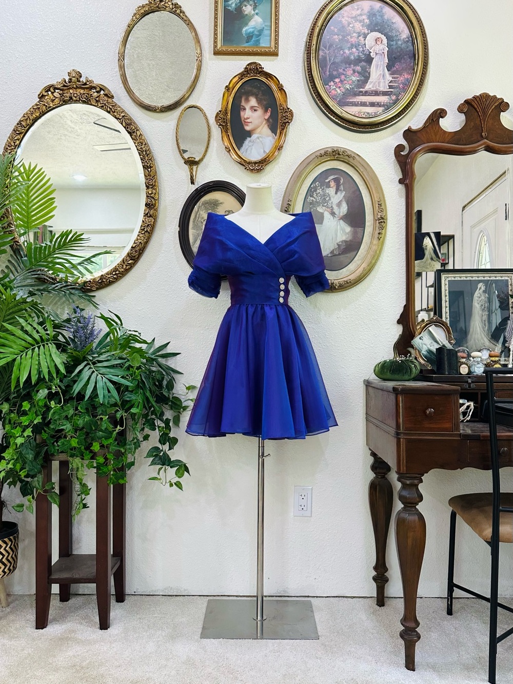 Elegant Off-Shoulder Royal Blue Cocktail Dress